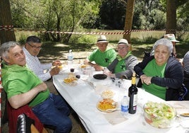 Algunos de los participantes del multitudinario encuentro, disfrutando de la comida en plena naturaleza