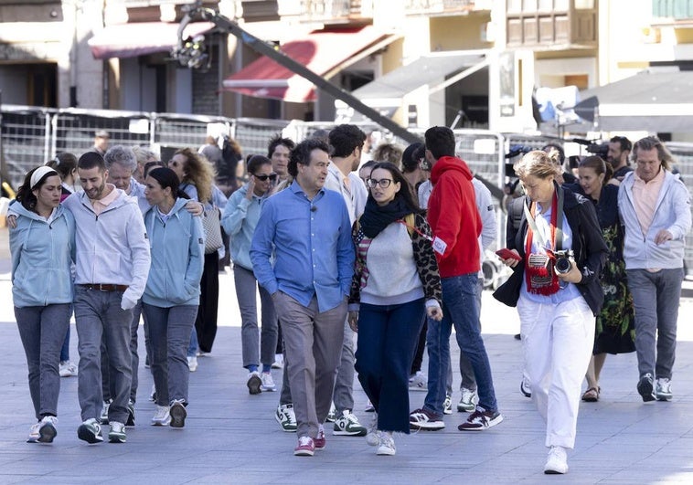 Los concursantes se dirigen a hacerse una foto en la plaza de Portugalete.