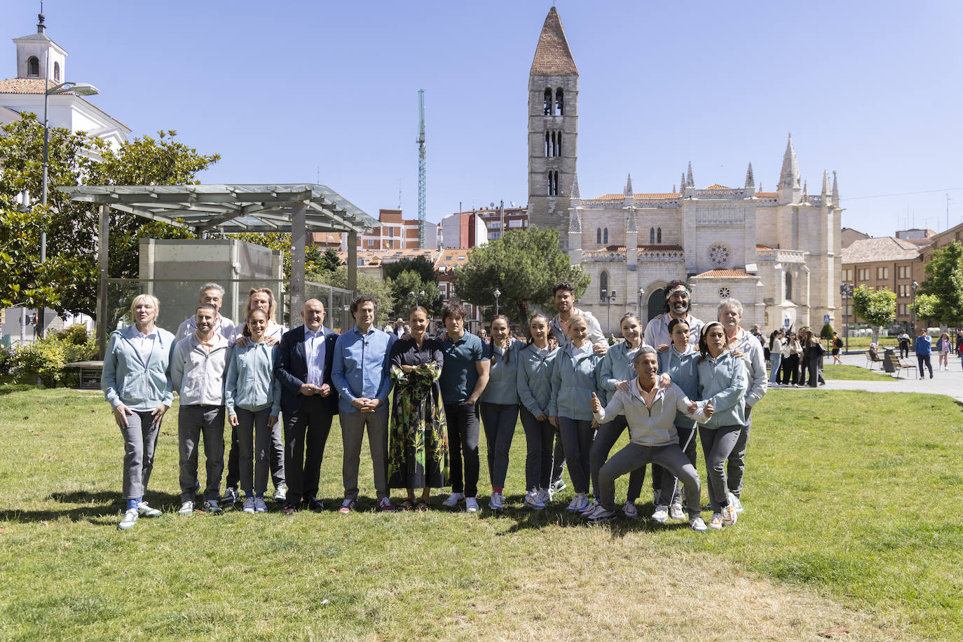 Los concursantes de MasterChef Celebrities, junto a parte de la Corporación local.