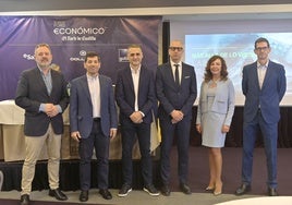 Josu Ugarte (tercero por la izquierda), junto a organizadores y patrocinadores