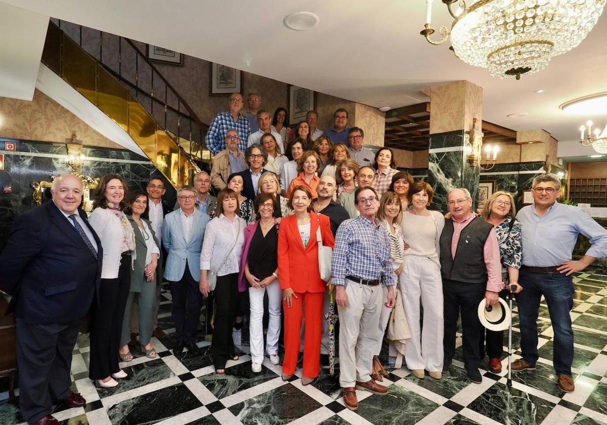 Foto de familia de los participantes en el XL Aniversario de la Promoción 1984-2024 de la Facultad de Derecho de la Universidad de Valladolid.