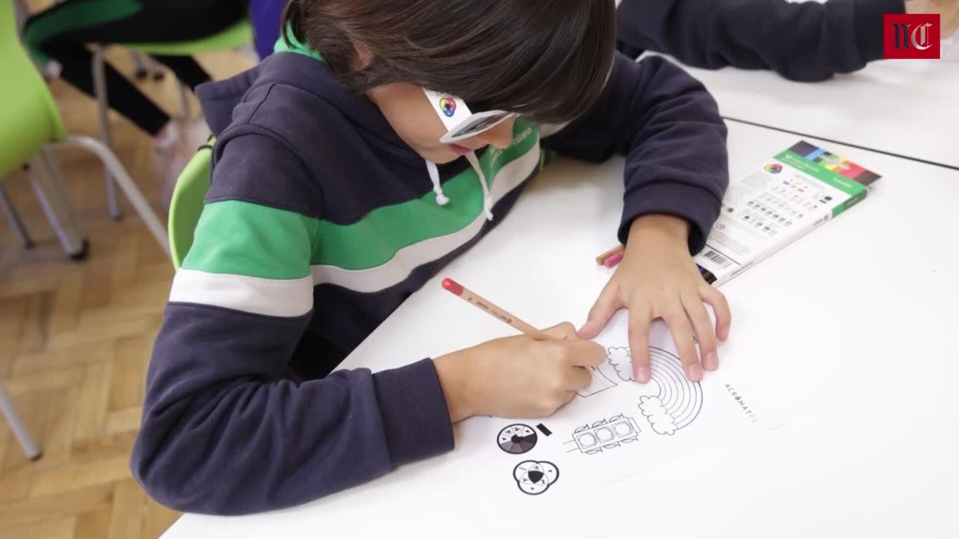 Los alumnos de un colegio Valladolid experimentan daltonismo por un día