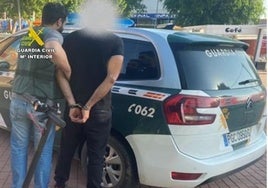 Momento de la detención efectuada por la Guardia Civil.