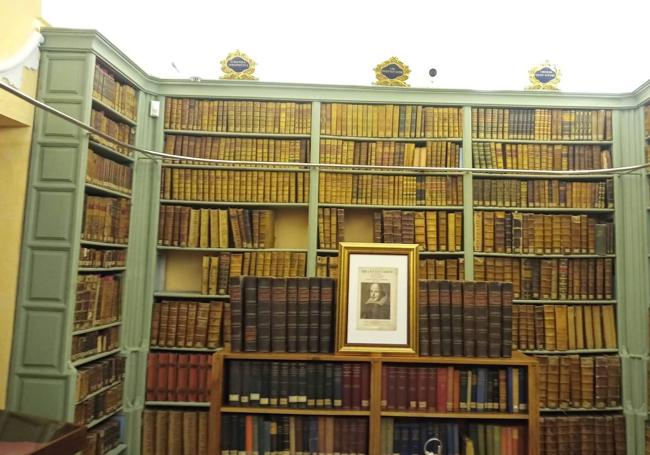 La Biblioteca del colegio de los ingleses, presidida por un retrato de Shakespeare