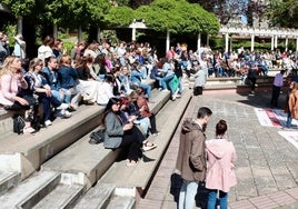 Trabajadores de Intrum Valladolid concentrados este lunes en asamblea en la plaza de la Cebada durante el primer paro parcial de dos horas.