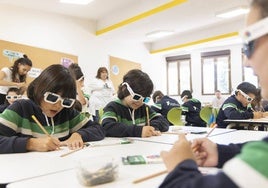 Alumnos de 4º de Teresianas haciendo actividades en el 'Programa ColorADD en las Escuelas'.