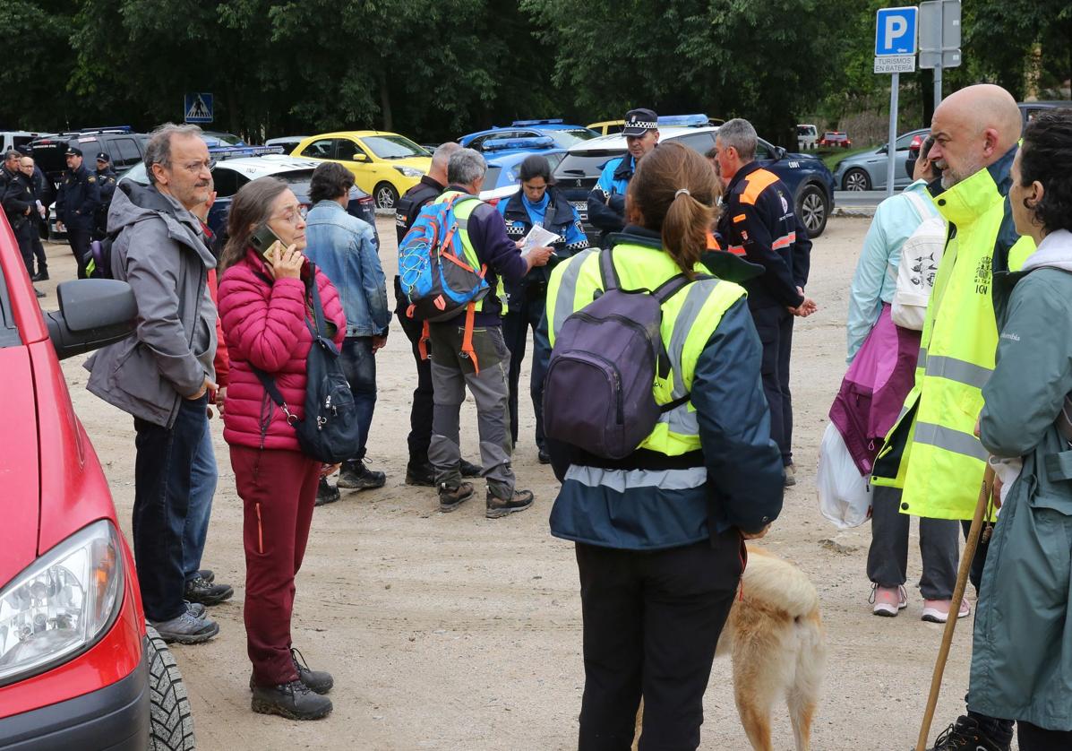 Familiares y allegados al anciano segoviano colaboran con las fuerzas de seguridad en el puesto que se instaló en la explanada de San Marcos.