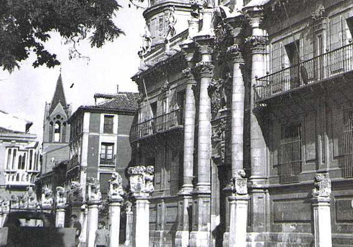 Fachada de la Universidad, con la torre de la desaparecida iglesia del Sagrado Corazón de Jesús al fondo.