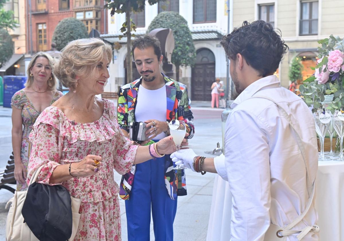 Imagen principal - Ambiente de la presentación de productos cosméticos en la perfumería Sidonia.