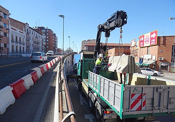 Obras en el viaducto de Arco de Ladrillo, este miércoles.