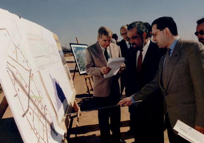 El alcalde de Valladolid Tomás Rodríguez Bolaños en la presentación del proyecto urbanístico Parque Alameda a principios de los noventa.