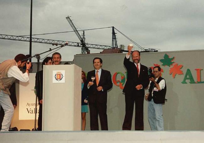 Javier León de la Riva y Juan José Lucas brindan con champán el día de la inauguración.