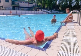 Usuarios en la piscina de Canterac el pasado verano.