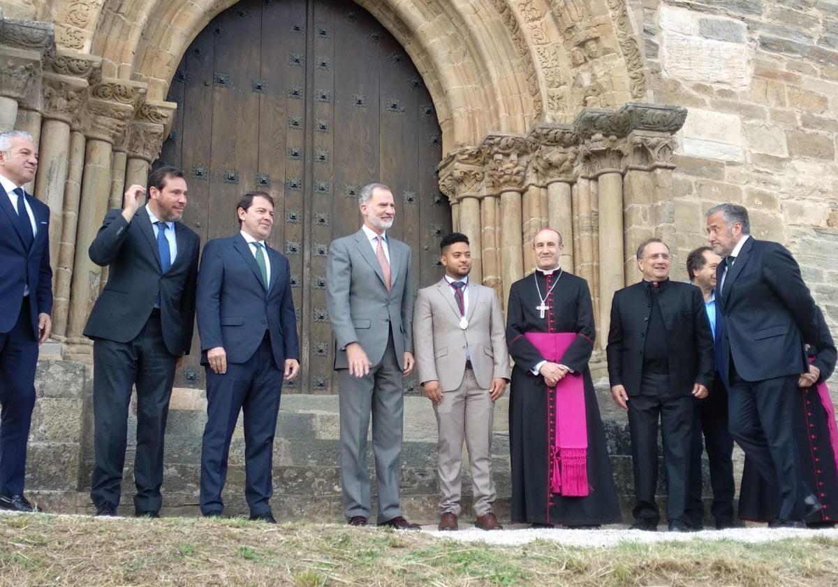 El Rey Felipe VI, a su llegada a la iglesia de Santiago en Villafranca del Bierzo.