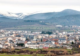 A la izquierda, vista general de Fabero.