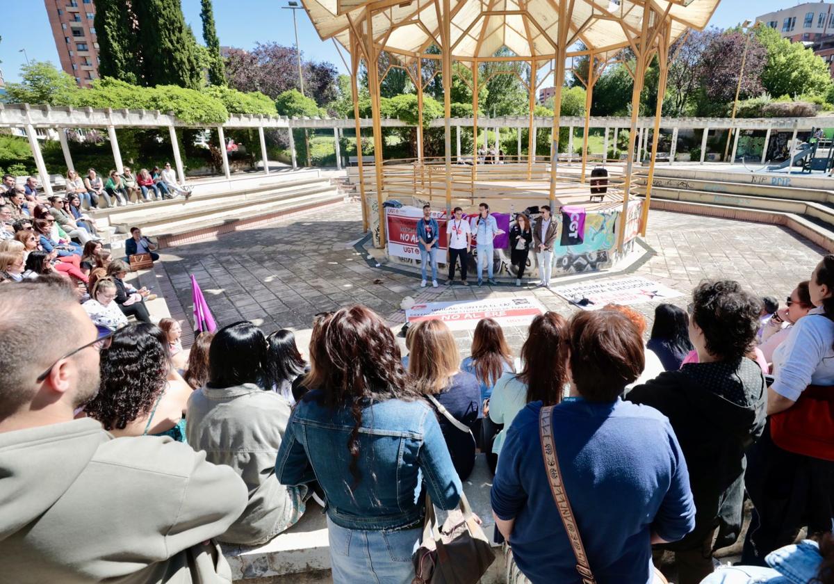 Los trabajadores de Intrum en Valladolid, reunidos en asamblea este martes en la plaza de la Cebada.