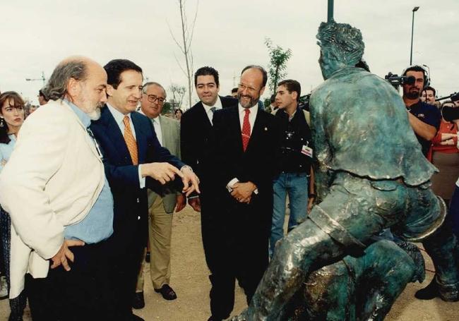 Juan José Lucas, Javier León de la Riva y Gonzalo Coello, junto a la escultura 'Saltos', que recuerda el juego de la pídola o burro.