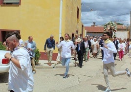 Los soteños bailan a su patrón.