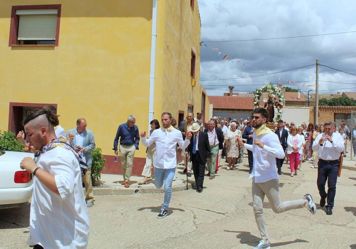 Los soteños bailan a su patrón.