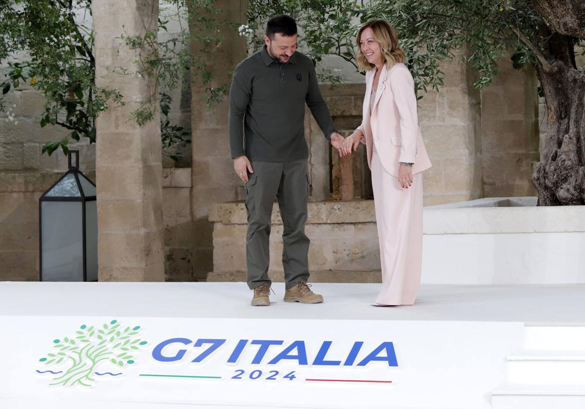 Zelenski es recibido por Giorgia Meloni en la cumbre del G7 que se celebra en Borgo Egnazia (Italia).