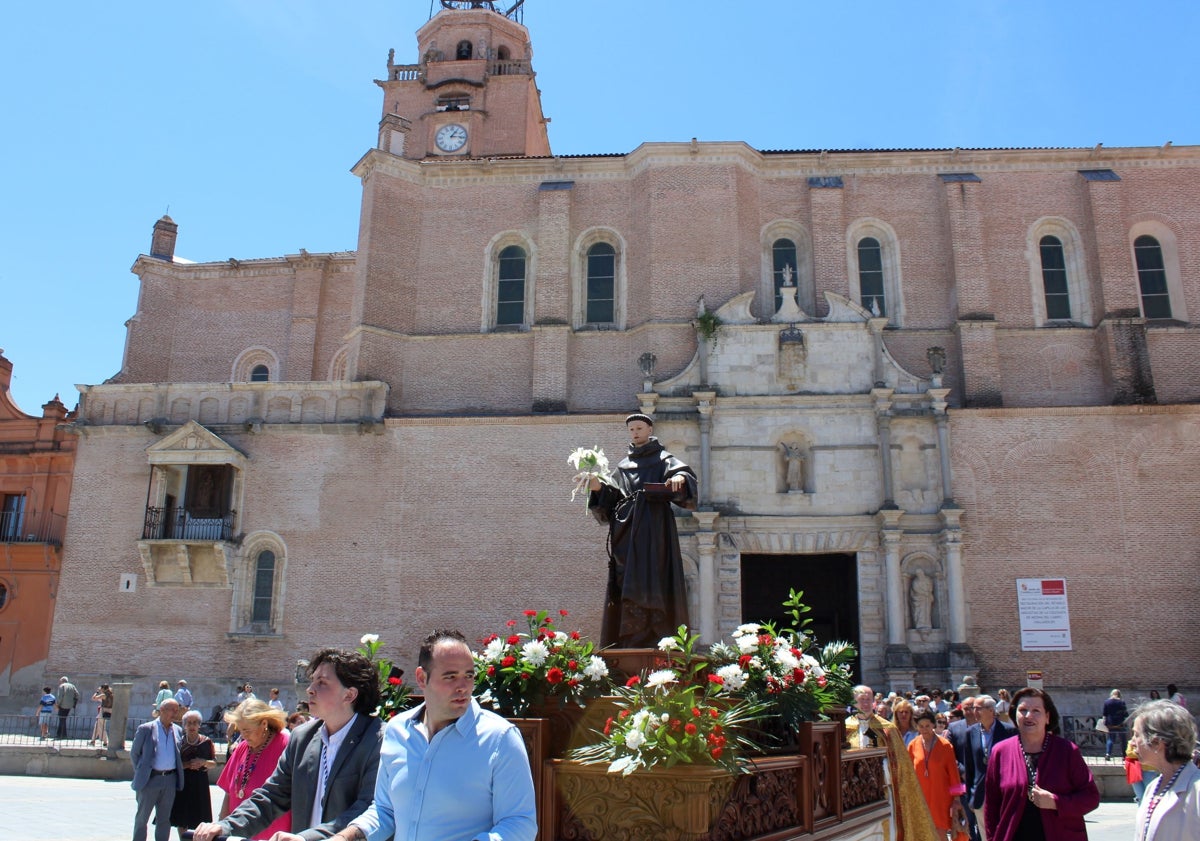 Imagen principal - Imágenes de la procesión de San Antonio en Medina del Campo 