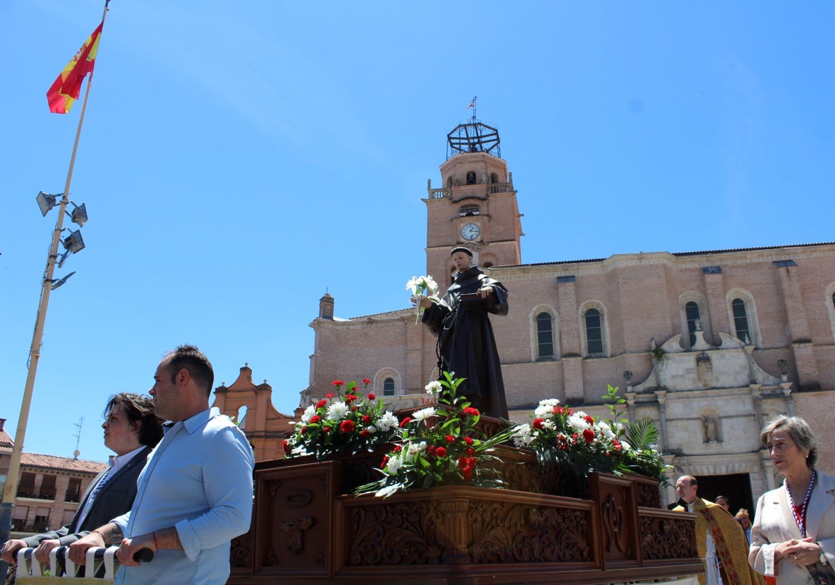 Imagen de San Antonio de Padua a su salida de la Colegiata de San Antolín