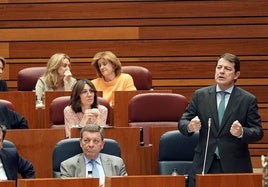 Mañueco, en el Pleno de las Cortes. A su derecha, González Gago, consejero de Presidencia.