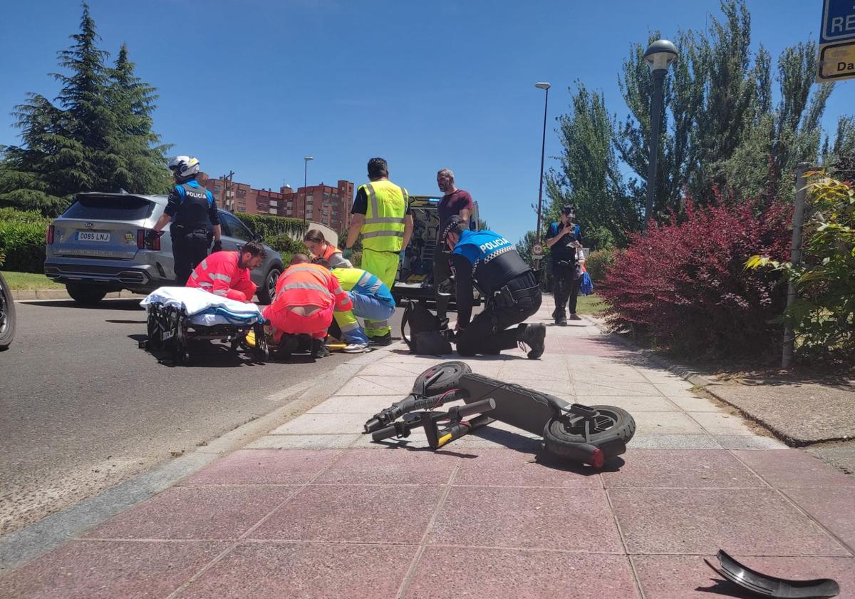 Policía y personal sanitario atienden al joven accidentado, este jueves.