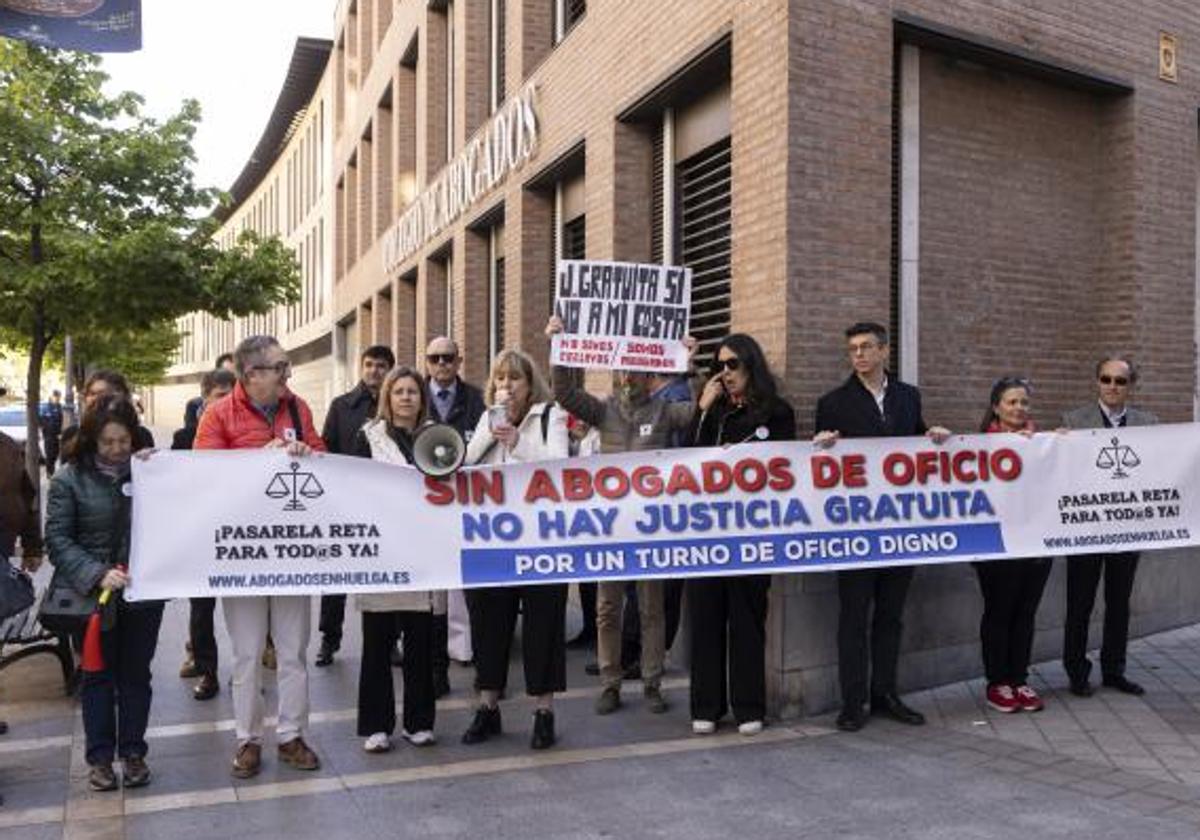 Protesta de los abogados de oficio frente al ICAVA.