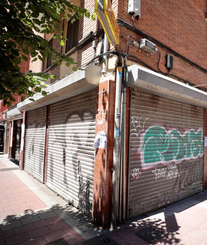 Imagen secundaria 2 - Arriba, bajo de gran tamaño sin actividad en el Paseo de Zorrilla. Debajo, dos mujeres pasan ante un local cerrado en la calle Soto (i) y esquina vacía en la calle Nebrija.