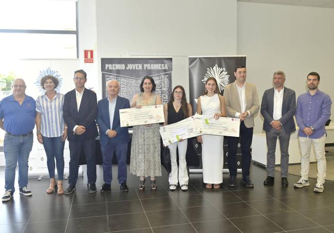 Foto de familia con los premiados.