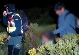 El hijo y su padre, a la derecha de la imagen, en el momento en el que los rescatadores dieron con ellos.