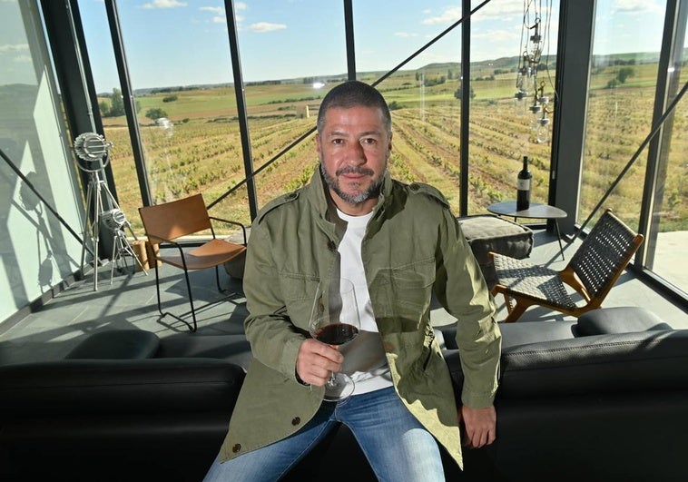 Vicente Pliego, en la sala de cata de su bodega Pinea, en la DO Ribera del Duero.