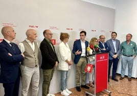 Pedro Herrero comparece junto con algunos de sus compañeros de la bancada socialista.