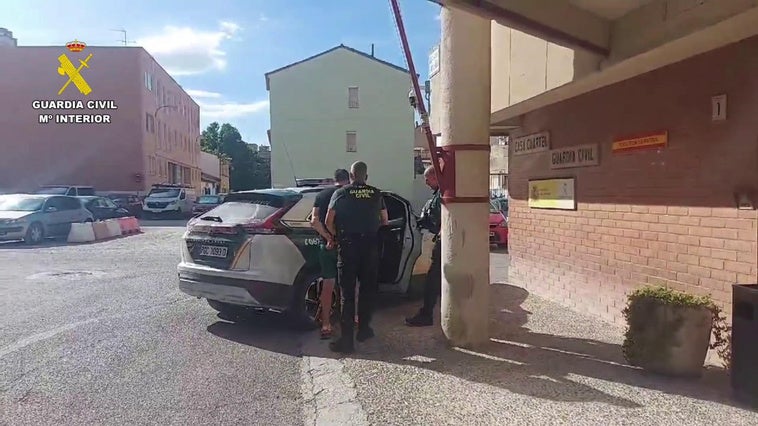 Detención del hombre por parte de la Guardia Civil.