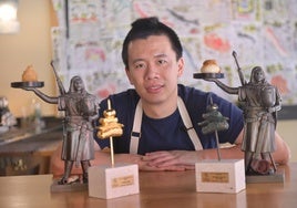 Jiale Pan posa con los dos mejores pinchos de Valladolid y los trofeos que les acreditan como Pincho de Oro y Pincho Postre