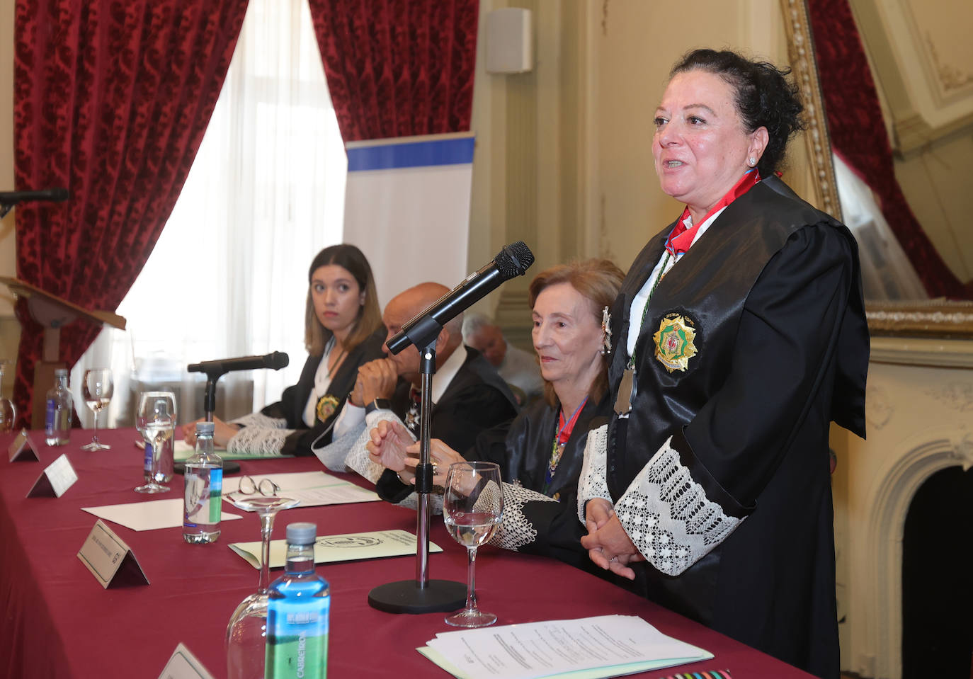 Jura de cargos y distinciones entre los graduados sociales