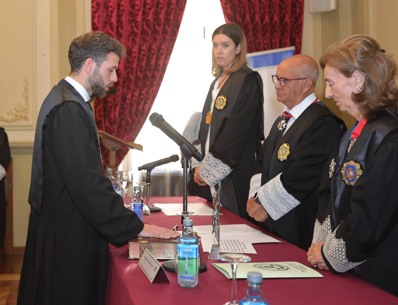 Jura de cargos y distinciones entre los graduados sociales