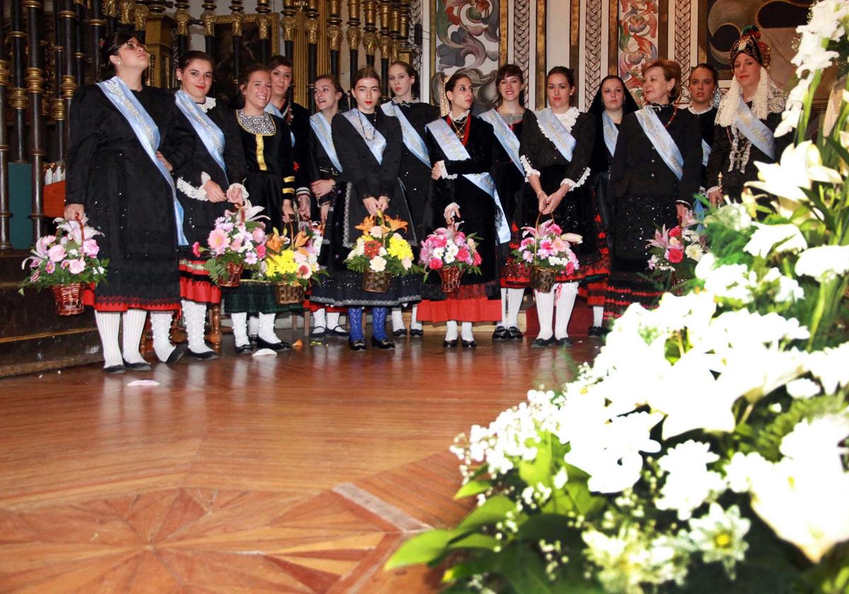 Ofrenda floral a la Virgen de la Fuencisla, último acto de las fiestas.