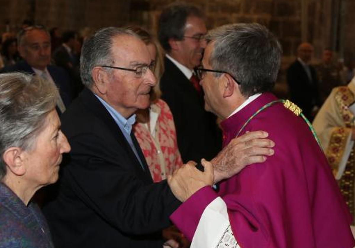 Luis Argüello recibe el abrazo de su padre Luis cuando fue nombrado obispo auxiliar de Valladolid en 2016.