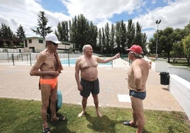 Tres hombres conversan en la piscina de Canterac en la primera mañana de apertura al público