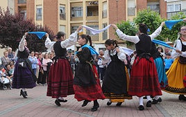 Danzas tradicionales en San Antonio para festejar el día grande de las fiestas.