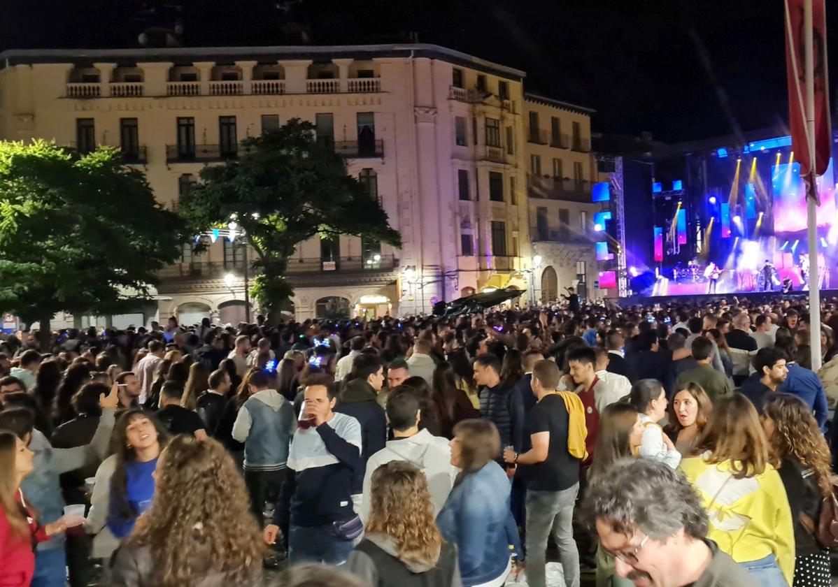 Público en la Plaza Mayor durante una verbena de una edición anterior de las Ferias y Fiestas de Segovia.