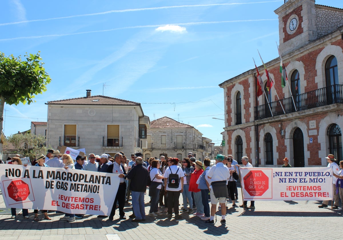 Imagen principal - Imágenes de los manifestantes en Montemayor de Pililla 