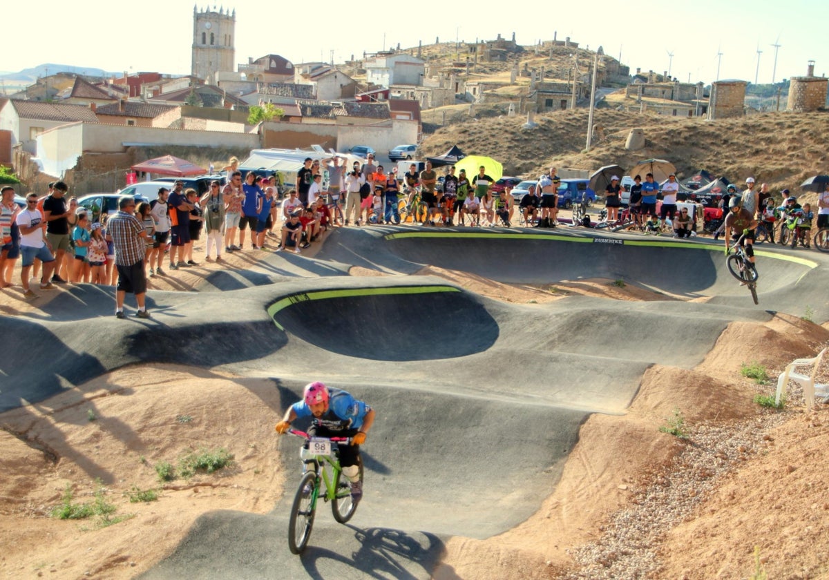 Pista de Pump Track en Baltanás, con la Iglesia de San Millán y el Conjunto de Bodegas de El Castillo al fondo.