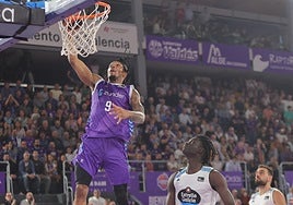Mathieu Kamba machaca el aro en el encuentro ante Río Breogán de esta temporada.