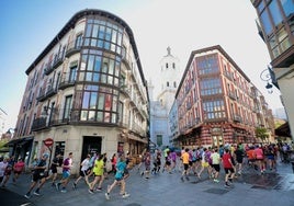 Espectacular imagen de la prueba en una de sus curvas con la Catedral al fondo.