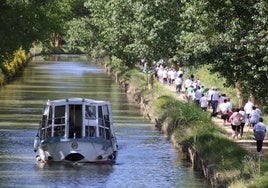 Los andarines de Rioseco, junto al Canal de Castilla.