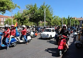 Participantes de la concentración saliendo de la Plaza Mayor para comenzar la ruta