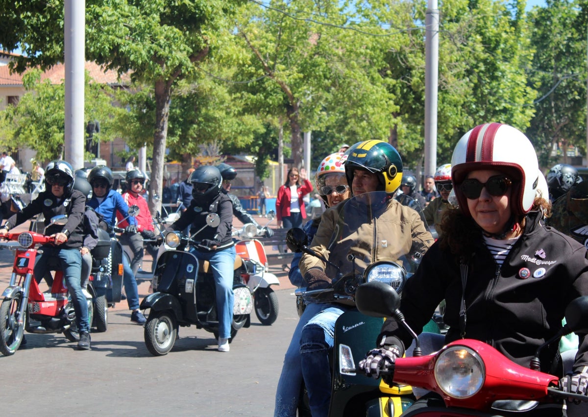 Imagen secundaria 1 - Imágenes de la Concentración de Vespas y Lambretas